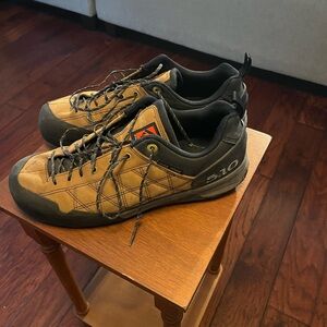 Men's Tan Climbing Shoes 5.10